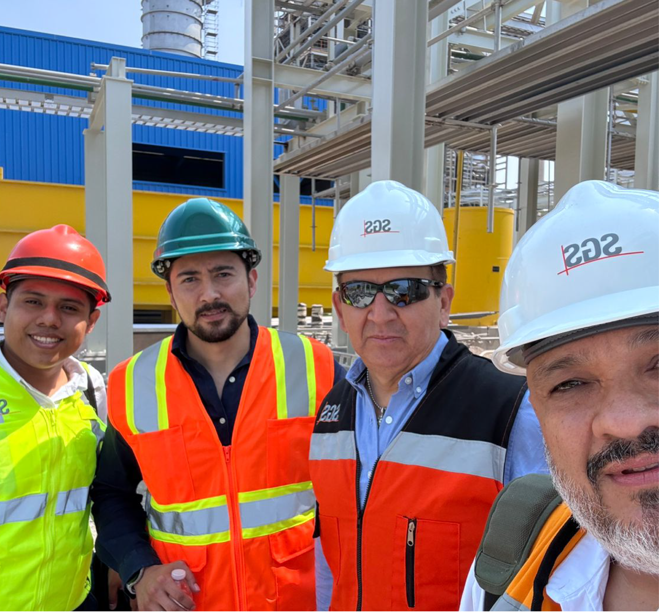 Equipo ICEMA trabajando con clientes del sector industrial